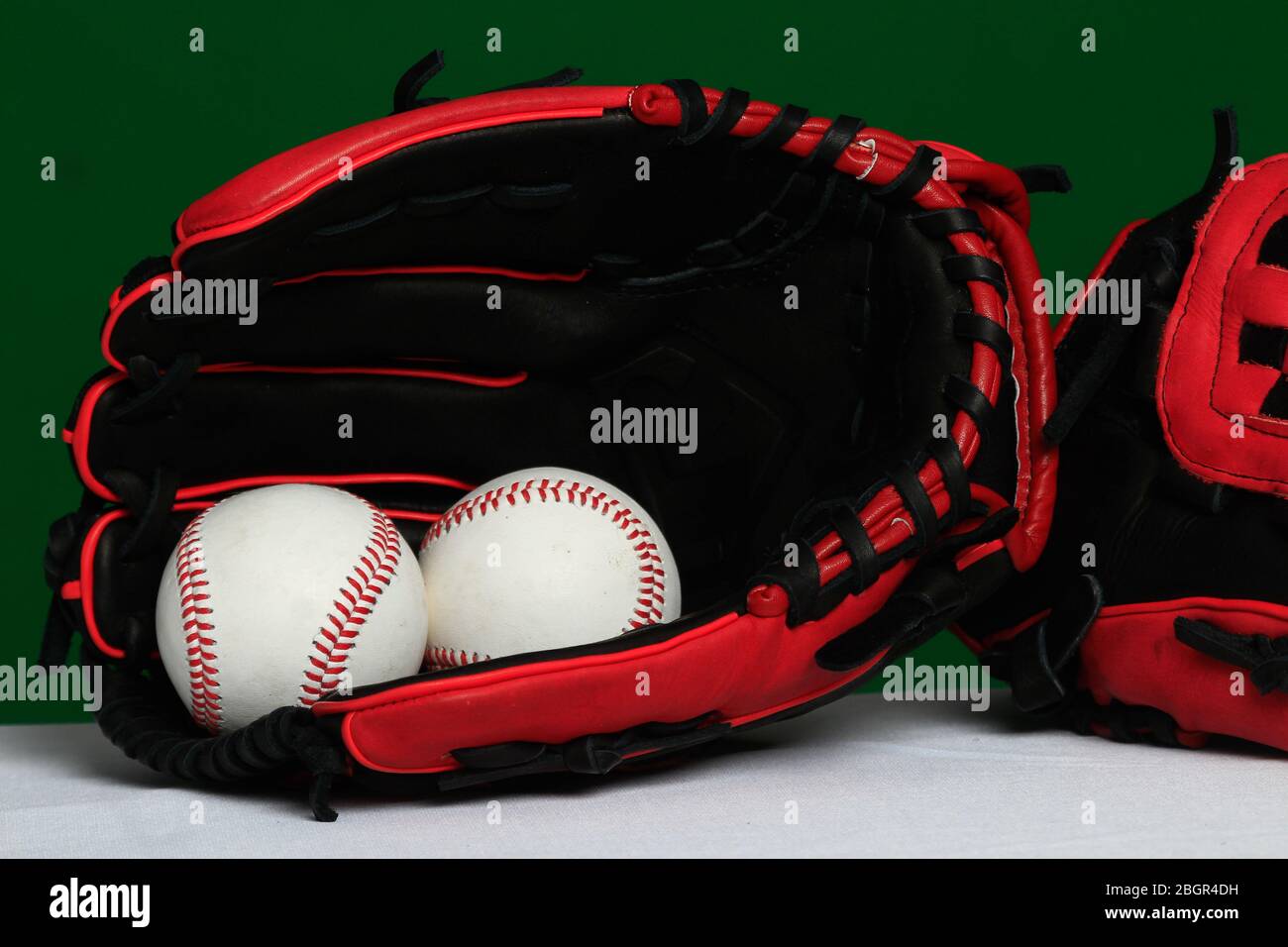 Guante, pelota, murciélago, accesorios de béisbol, equipo de béisbol,  Guante, pelota, bate, accesorios del Besbol, Equipamento de Beisbol,  (Foto:Luis Gu Fotografía de stock - Alamy