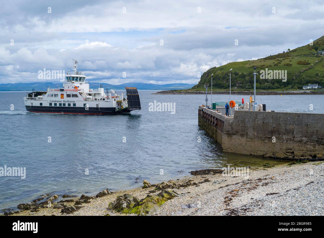 Ferry de coche de Calmac - ferries de vehículos Caldeonian MacBrayne - llegando al puerto de ferry de Lochranza, Isla de Arran, Escocia Foto de stock
