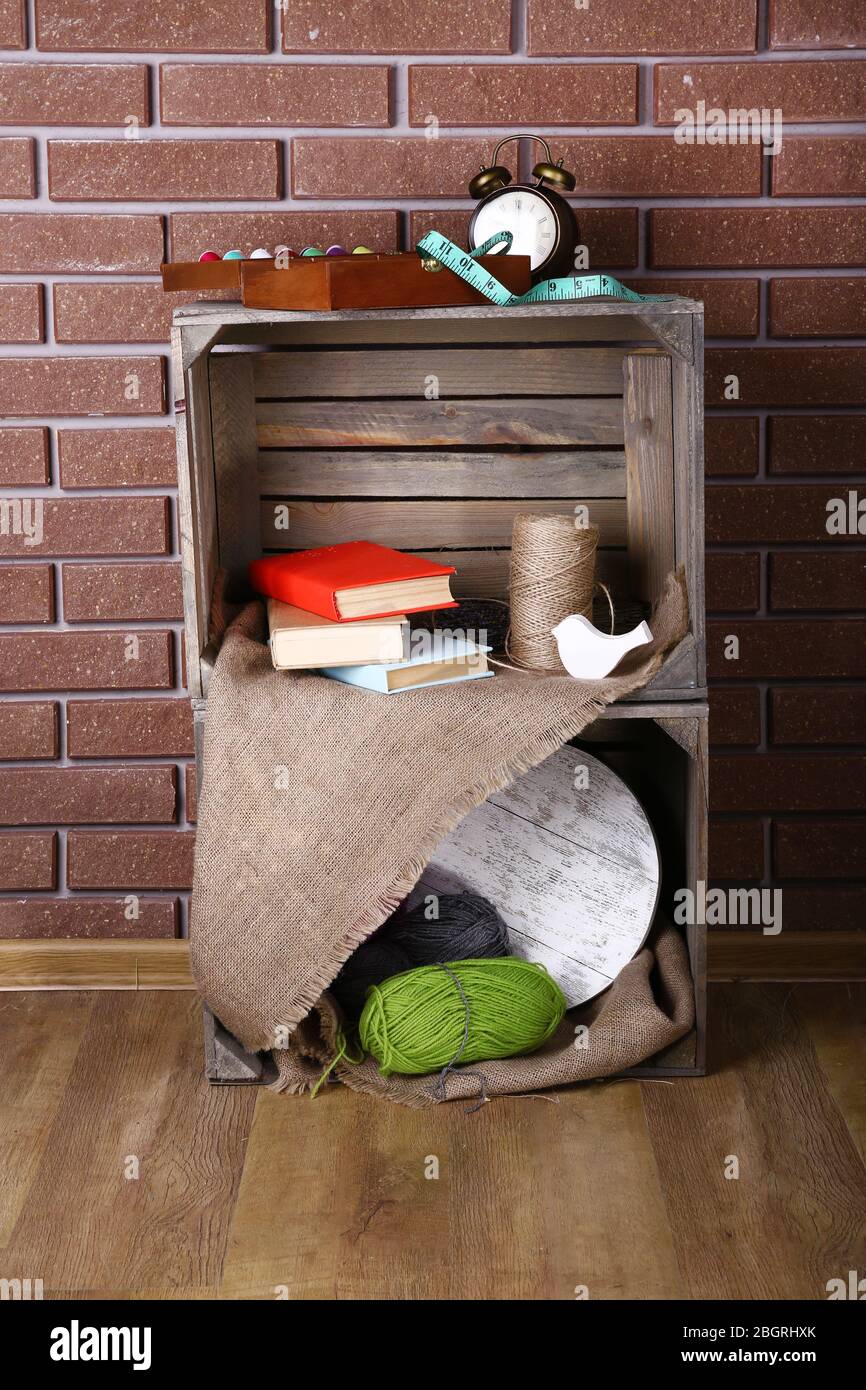 https://c8.alamy.com/compes/2bgrhxk/estantes-hechos-de-cajas-de-madera-para-pequenas-cosas-para-el-hogar-2bgrhxk.jpg