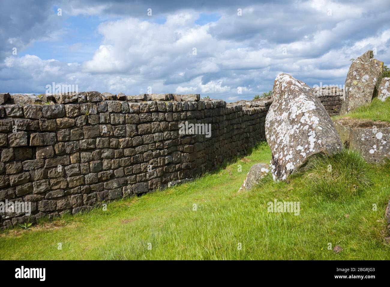 Muro de Adriano, límite de construcción de piedra en el Parque Nacional de Northumberland en Walltown Crags, Inglaterra Foto de stock