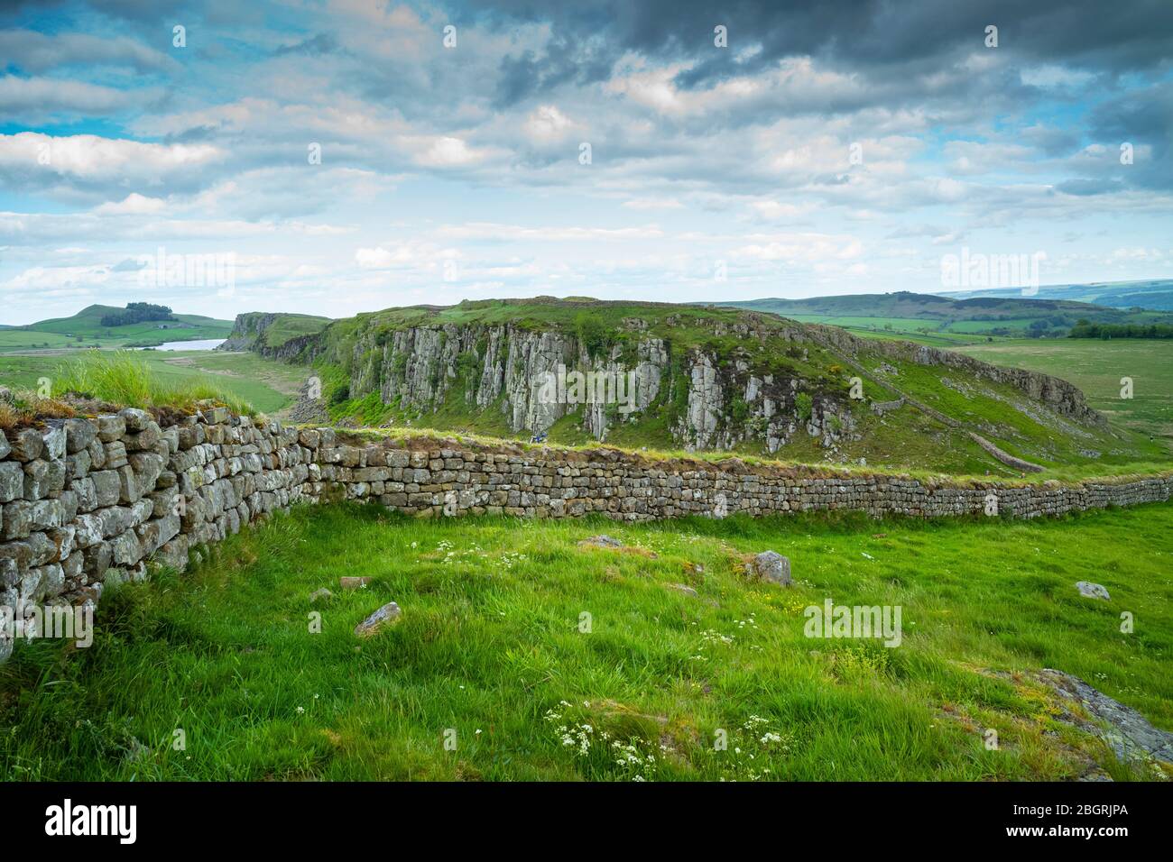 Muro de Adriano, límite de construcción de piedra en el Parque Nacional de Northumberland en Steel Ring, Inglaterra Foto de stock