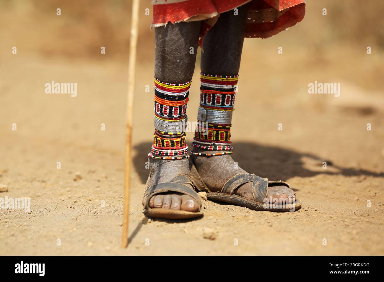 Una mujer pastor de Rendille piernas y pies con varios brazaletes con abalorios en el tobillo. Norte de Kenia. Foto de stock