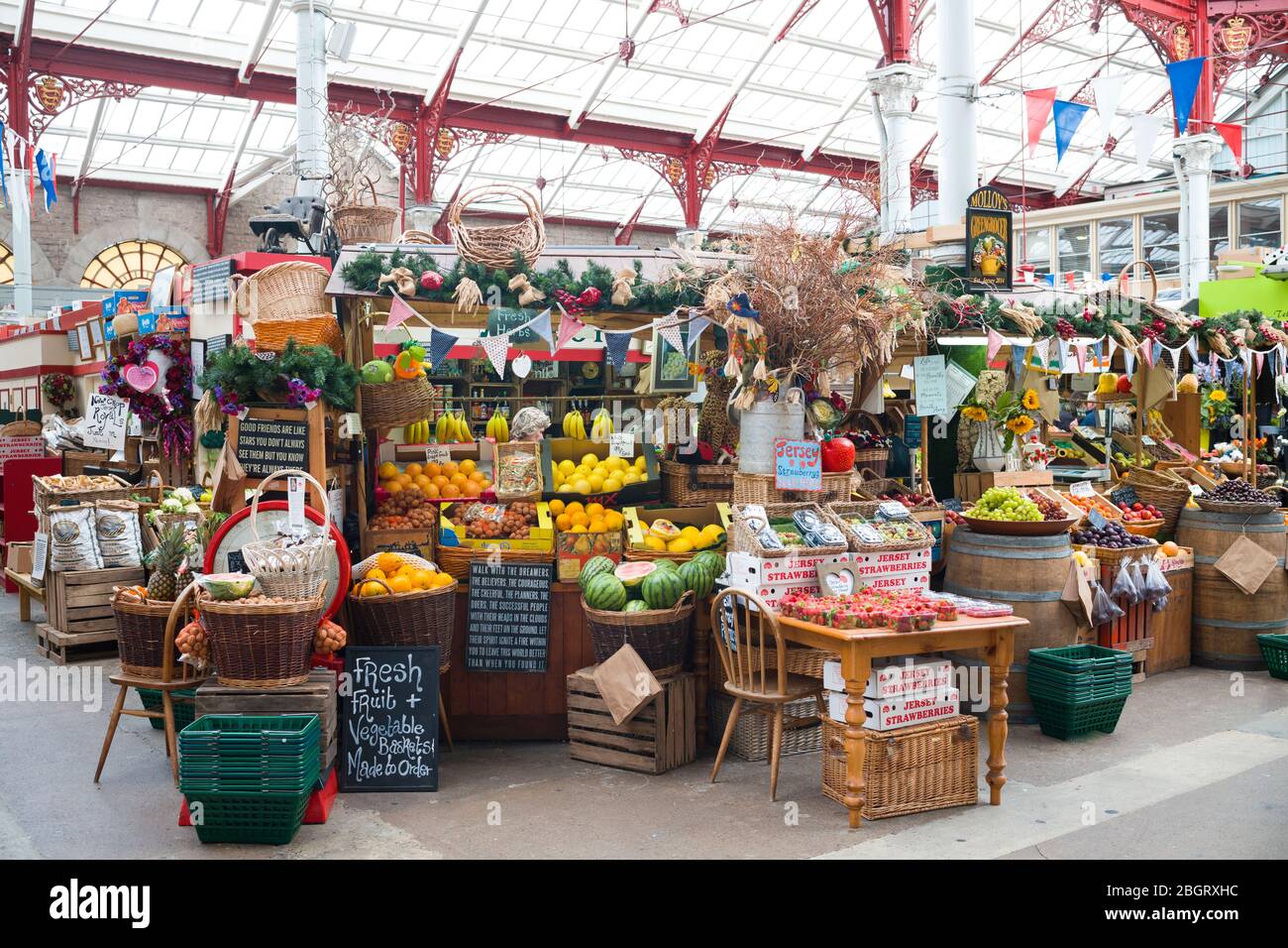 Frutas y otros artículos en venta en St Helier Central Market en el histórico mercado victoriano, en Jersey, Channel Iles Foto de stock
