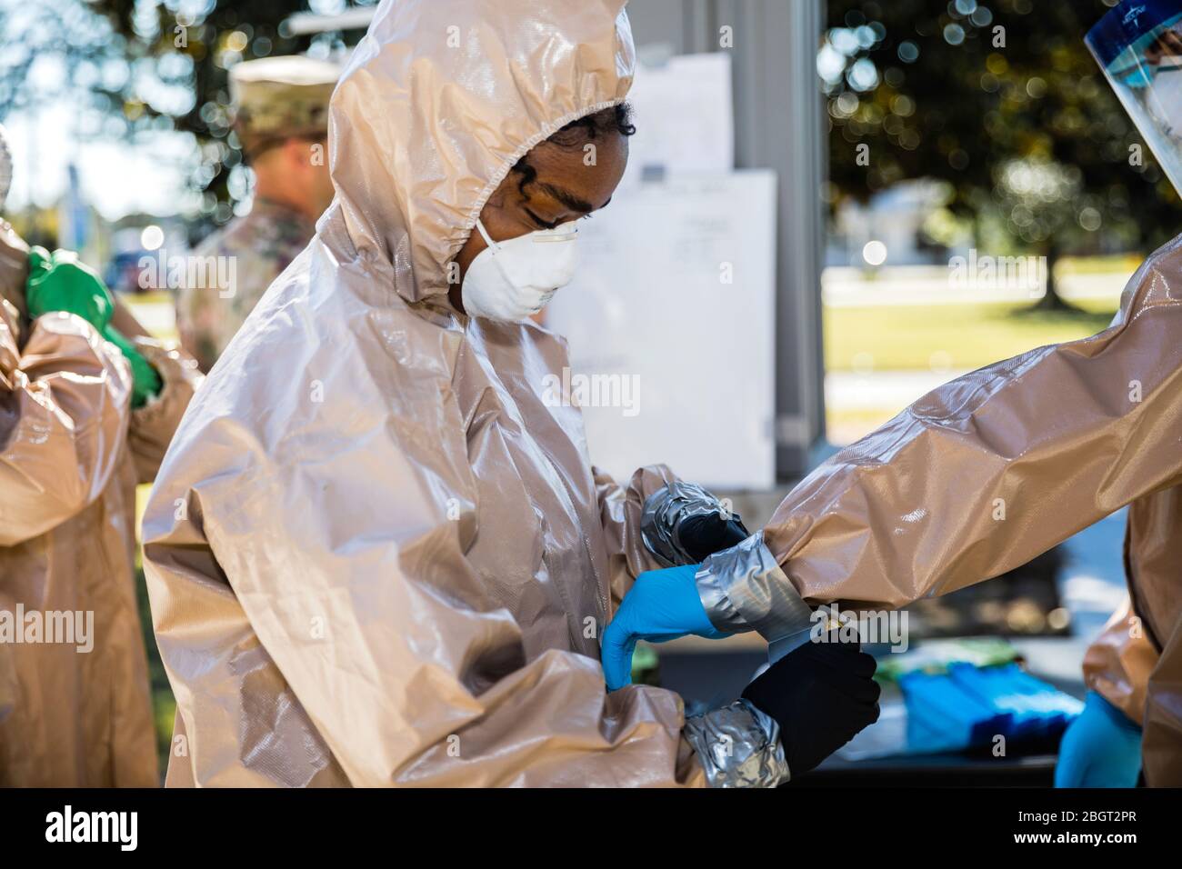 La Guardia Nacional Aérea de Georgia inspeccionó el equipo de protección personal antes de entrar en una residencia de ancianos en Warner Robins, Georgia para la limpieza del COVID-19. (EE. UU.) Foto de stock