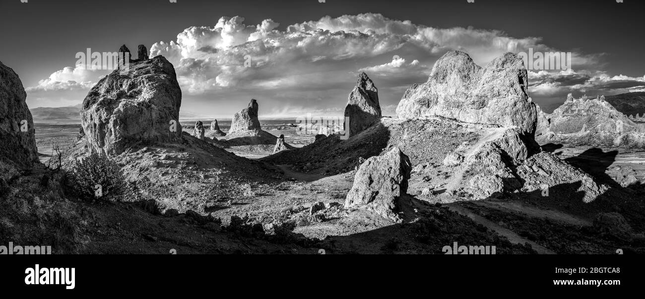 Los Pináculos Trona son una característica geológica inusual en el Área Nacional de Conservación del Desierto de California. Foto de stock