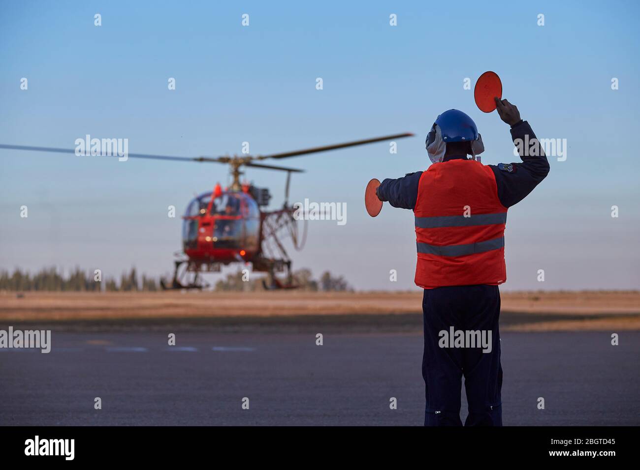 MENDOZA, ARGENTINA, 10 de junio de 2015. Helicóptero Aérospatiale SA315B Lama, maniobra de rescate, IV brigada Aérea, las Heras. Foto: Axel Lloret / www Foto de stock