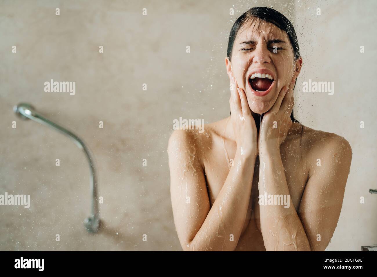 Mujer relajante en casa en el ritual de la ducha caliente, cantando en shower.Relaxing spa noche en bathroom.good personal hygiene routine.Skin, cuidado corporal, aromathe Foto de stock