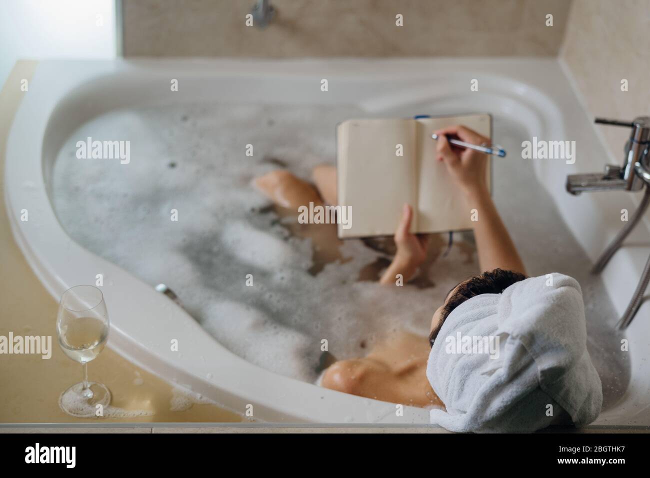 Baño jacuzzi fotografías e imágenes de alta resolución - Alamy