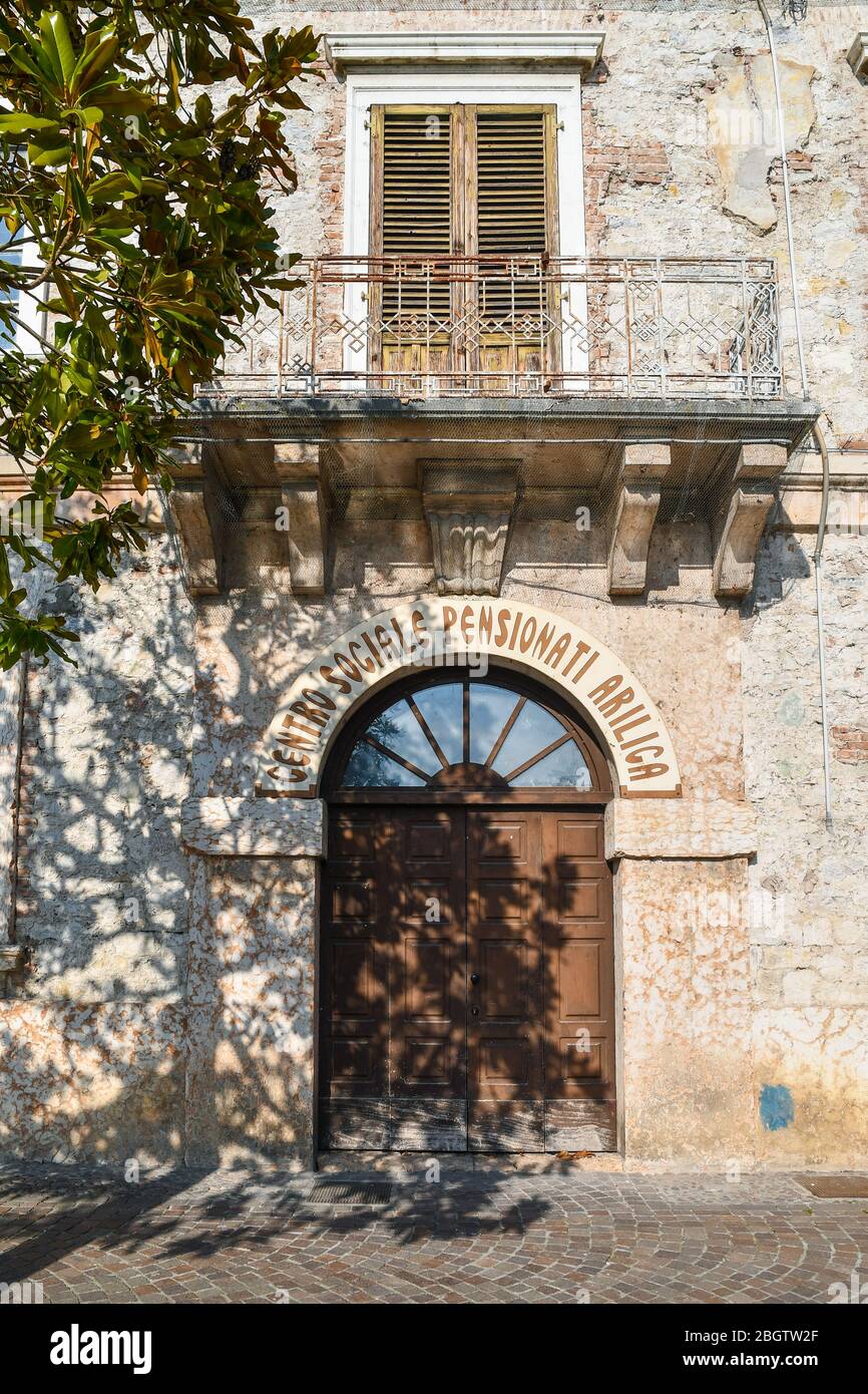 Fachada del antiguo edificio que alberga el Centro Comunitario Arilica retirado en el centro histórico de Peschiera del Garda, Verona, Veneto, Italia Foto de stock