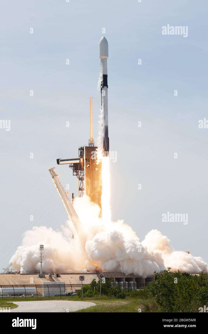 Kennedy Space Center, Estados Unidos. 22 de abril de 2020. Un cohete SpaceX Falcon 9 se levanta a las 3:30 PM desde el complejo 39A en el Centro Espacial Kennedy, Florida el miércoles 22 de abril de 2020. SpaceX está lanzando su séptimo lote de 60 satélites para su programa Starlink que, una vez operativo, ofrecerá conectividad global para uso personal y comercial. Foto de Joe Marino/UPI crédito: UPI/Alamy Live News Foto de stock