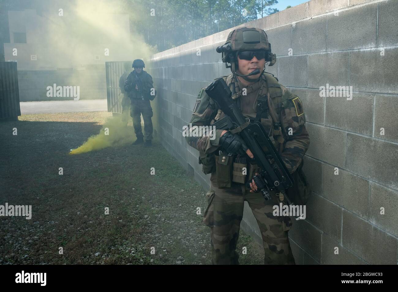 JACKSONVILLE, EE.UU. - OCTUBRE 26: Entrenamiento de soldados franceses durante el ejercicio de Alligator Amphibious Bold organizado por la Marina de los Estados Unidos y el cuerpo de Marines Foto de stock