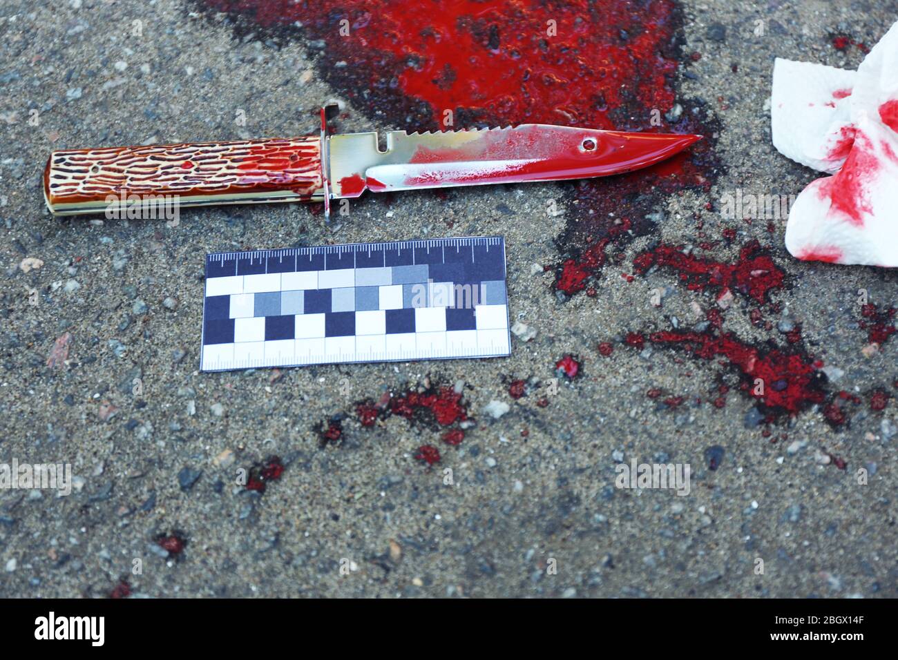 Cuchillo sangriento arrastrado a lo largo del exterior Fotografía de stock  - Alamy