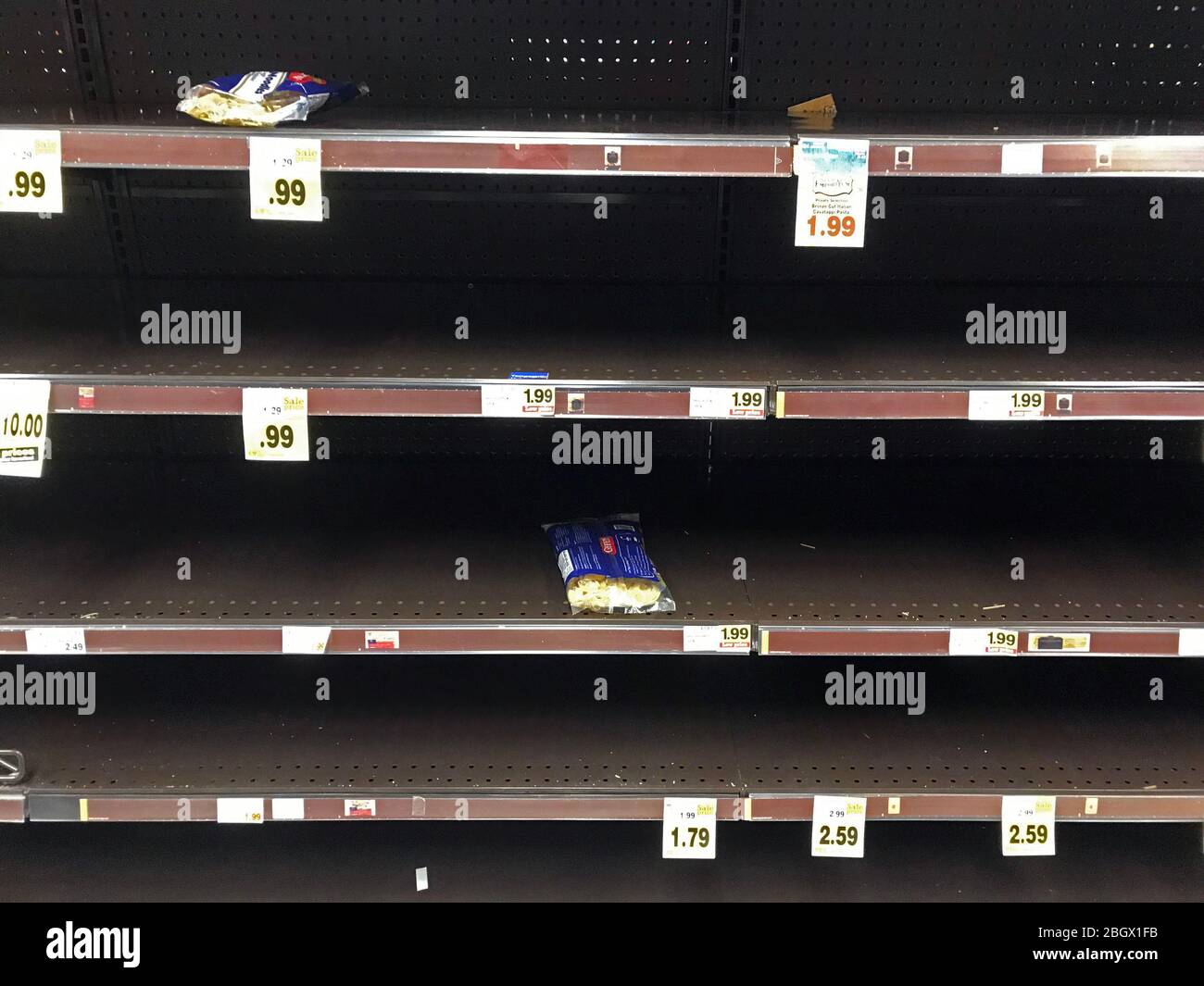 Vaciar estantes en el supermercado después de la compra de pánico relacionado con Covid 19 en los Ángeles, CA Foto de stock