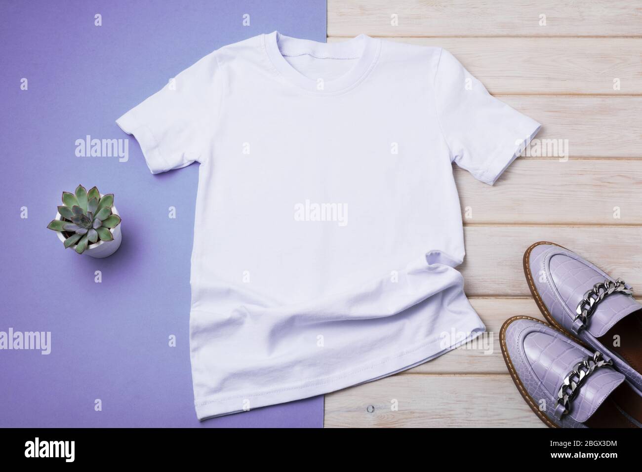Camiseta blanca de algodón para mujer con mocasquín de color púrpura y planta suculenta. Diseño camiseta plantilla, estampado de camiseta presentación efecto doble Foto de stock