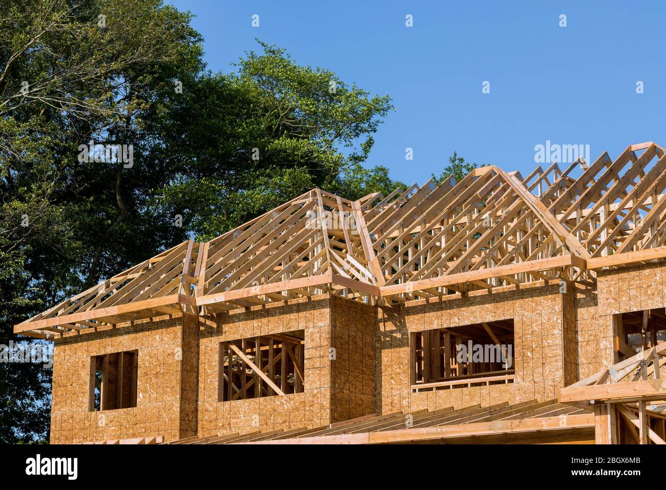 Casa de vigas de madera del techo encuadre inicio construcción residencial Foto de stock