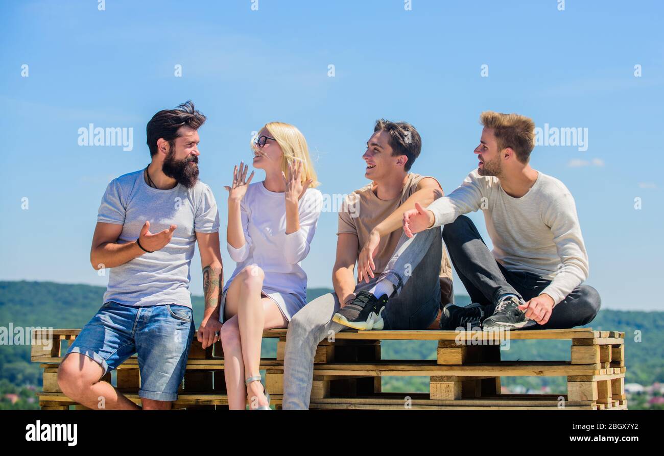Gente alegre comunicándose. Hombres y mujeres hablando de la naturaleza de fondo. Pasar el rato juntos. Jóvenes relajándose. Ocio en verano. Concepto sin preocupaciones. Descanso de verano. Pasar tiempo con amigos. Vacaciones de verano. Foto de stock