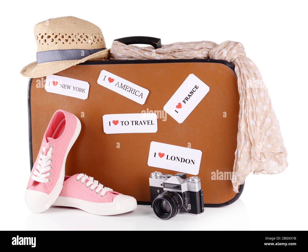 Maleta de viaje y cosas para viajar aisladas sobre blanco Fotografía de  stock - Alamy
