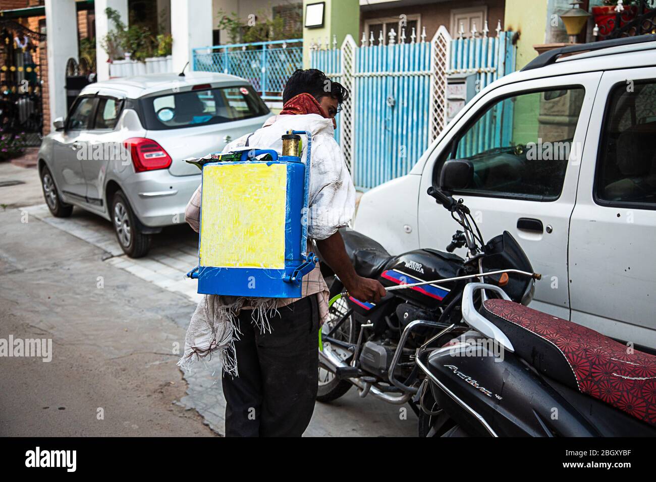 Jodhpur, Rajashtobn, India. 30 de marzo de 2020. Coronavirus. Trabajador de saneamiento indio usando máscara rociando y limpiando las calles con solu a base de alcohol Foto de stock
