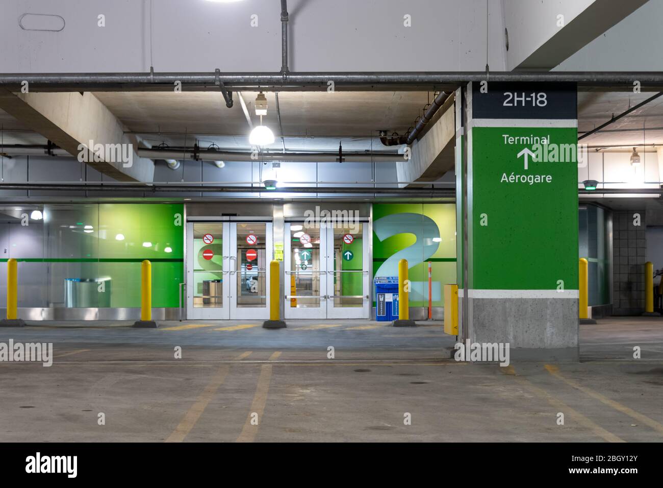 Entrada a la terminal en un garaje subterráneo en el Aeropuerto Pearson de Toronto visto vacío durante la pandemia global de Coronavirus COVID-19. Foto de stock