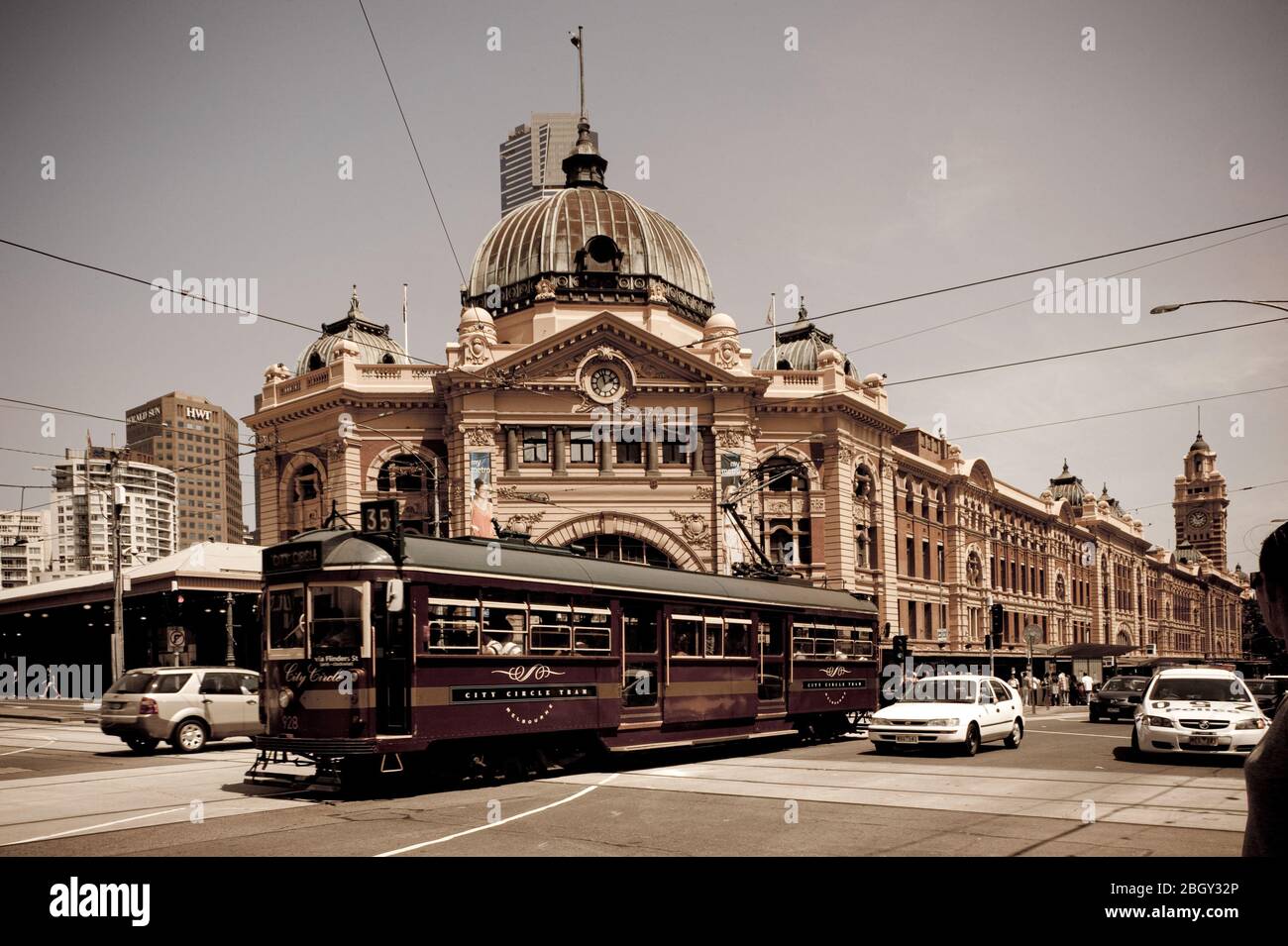 Tranvía fuera de la estación de Flinders Street, Flinders Street, Melbourne, Australia. Foto de stock
