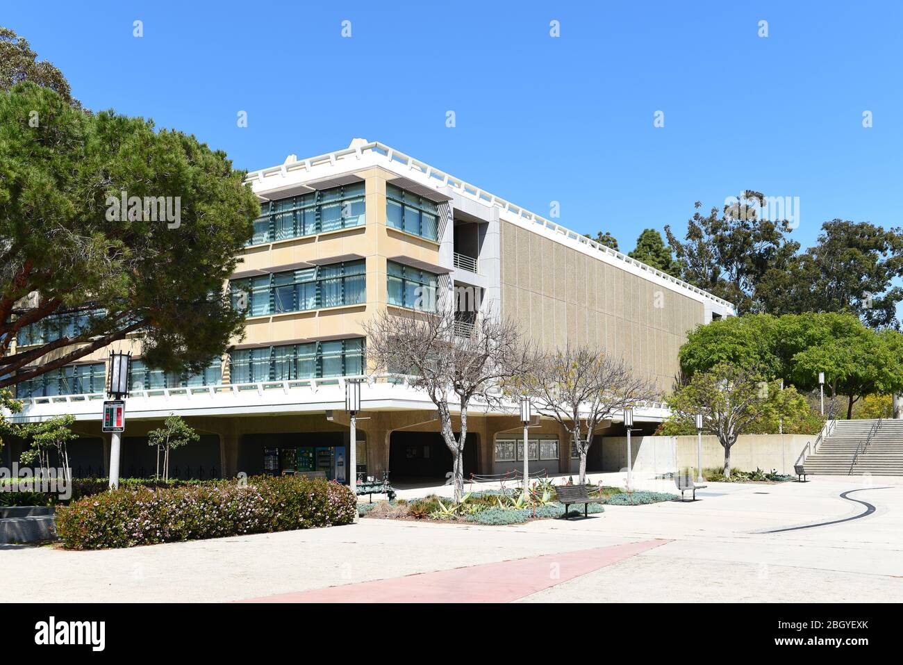 IRIVNE, CALIFORNIA - 21 DE ABRIL de 2020: Steinhaus Hall en el campus de la Universidad de California Irvine, UCI. Foto de stock