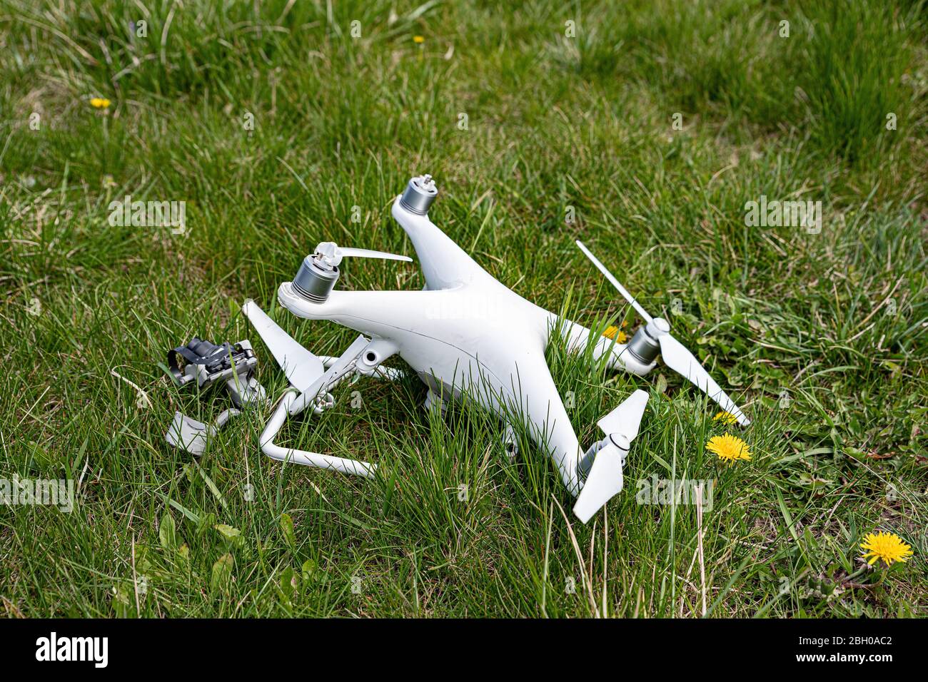 Vehículo aéreo no tripulado roto, drone roto después del accidente  Fotografía de stock - Alamy