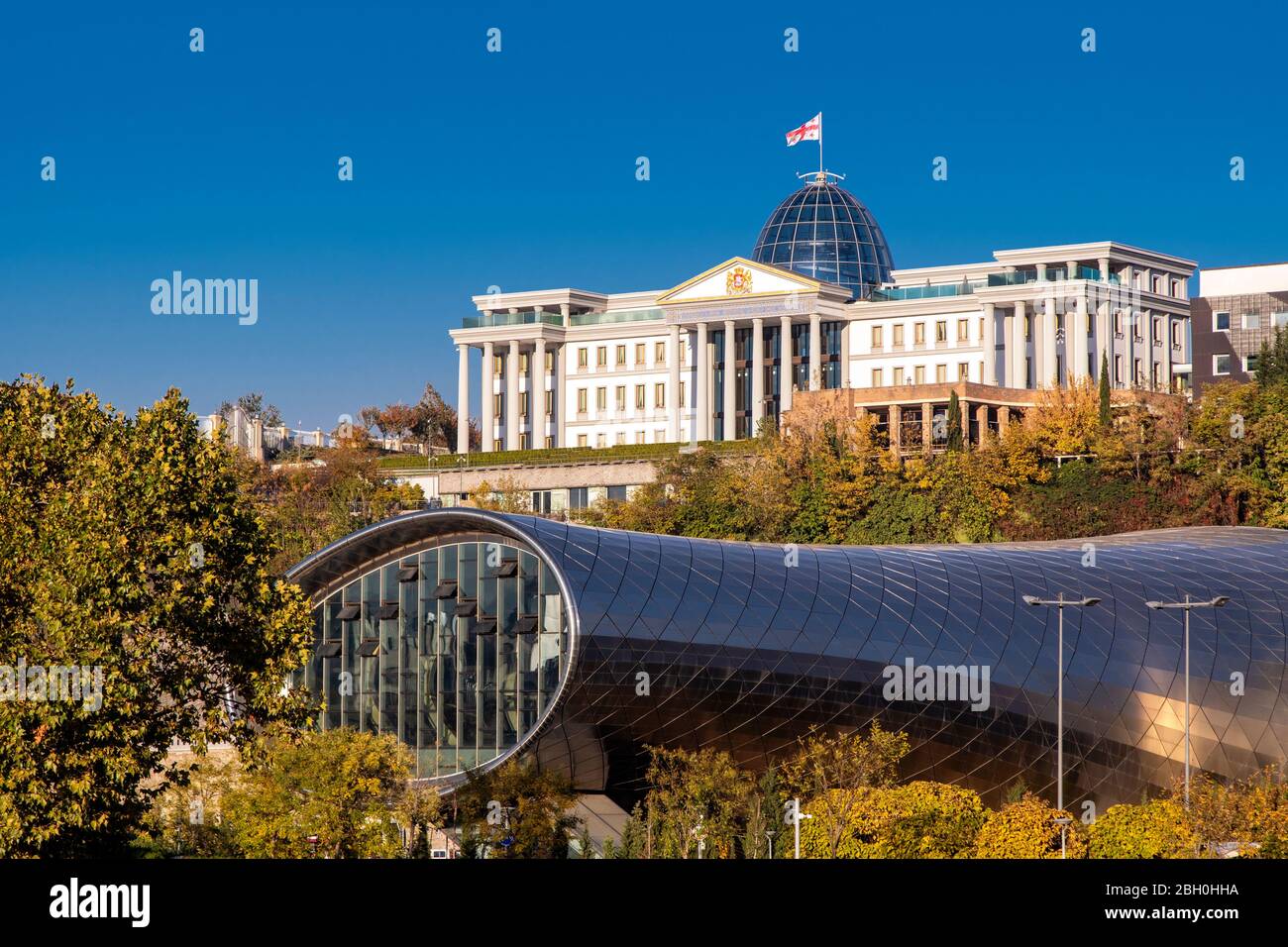 Rike Park, la sala de conciertos Rike y el Palacio Presidencial en Tbilisi, Georgia Foto de stock