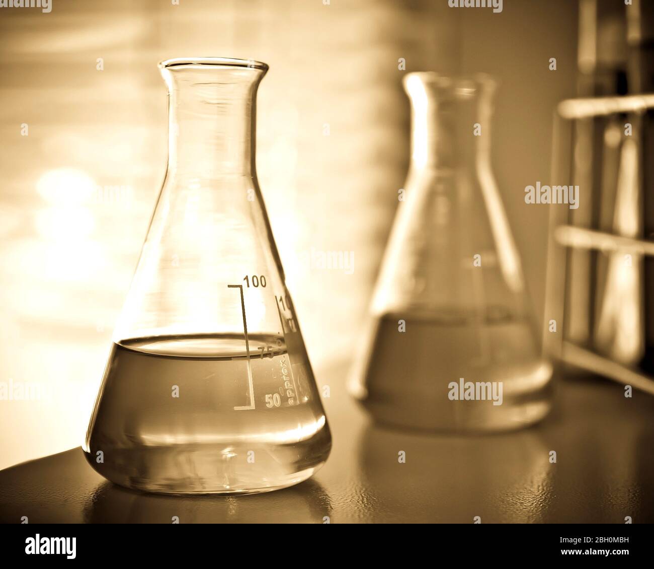 material de vidrio de laboratorio con contenido químico, investigación de laboratorio y concepto de desarrollo Foto de stock