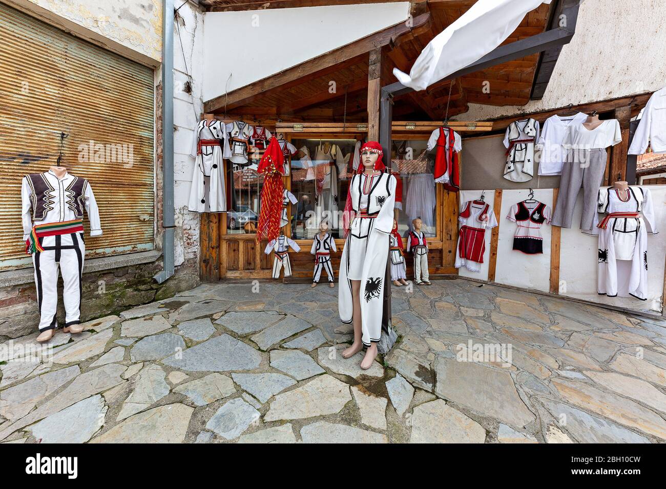 Tienda de ropa tradicional en el casco antiguo de Gjakova, Kosovo Foto de stock