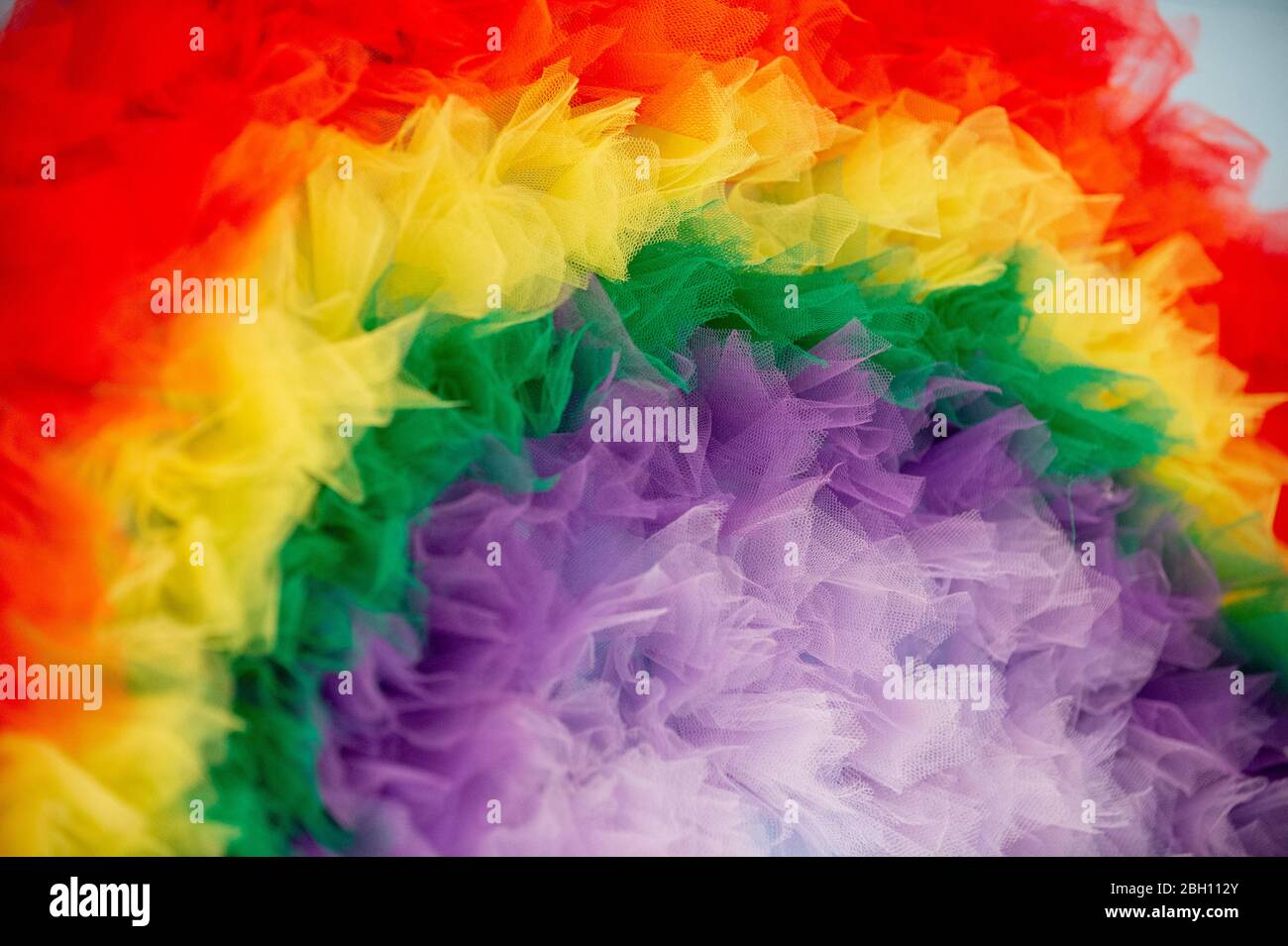 Un arco iris hecho de coloridas redes en una pared en un hospital de Sussex, celebrando a los trabajadores clave de NHS. Foto de stock