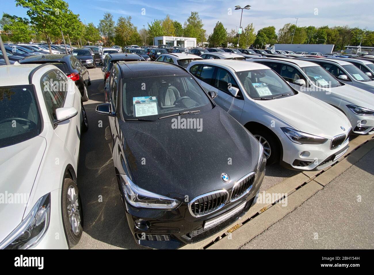Munich, Alemania. 22 de abril de 2020. Concesionario BMW. Los automóviles  BMW están en un montón y están esperando a los clientes. Las ventas de  automóviles están menguando en todo el mundo