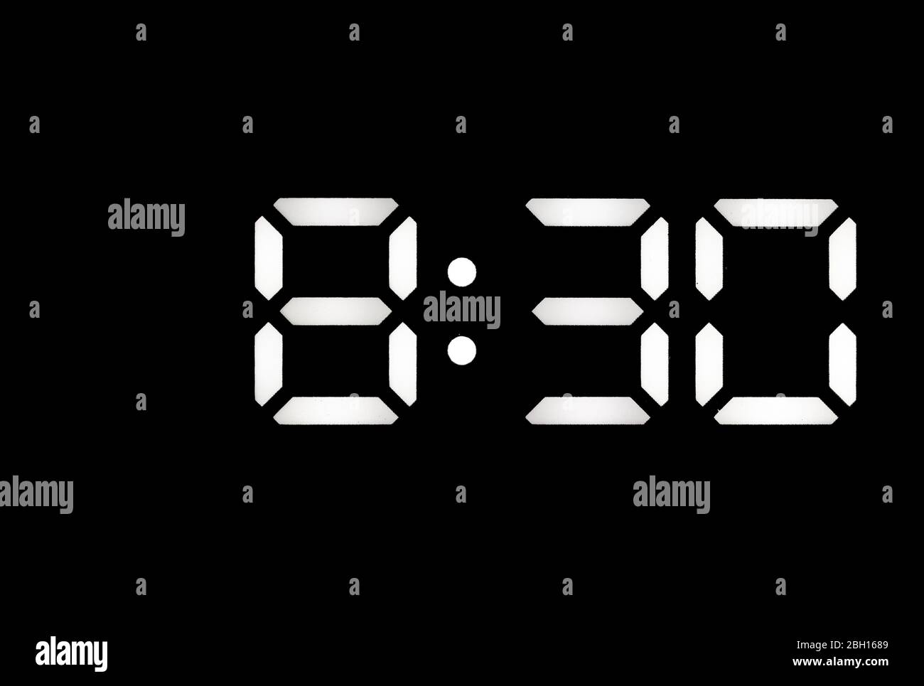 Reloj digital LED blanco real sobre fondo negro que muestra la hora 8:30  Fotografía de stock - Alamy
