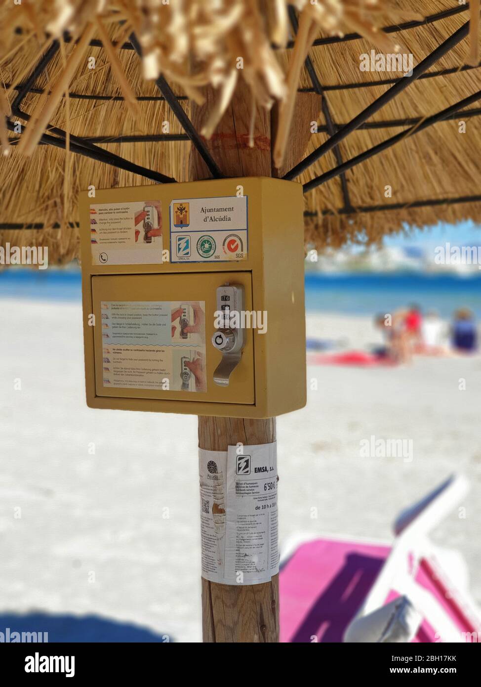 Parasol con caja fuerte en la playa, España, Islas Baleares, Mallorca, Alcudia Foto de stock