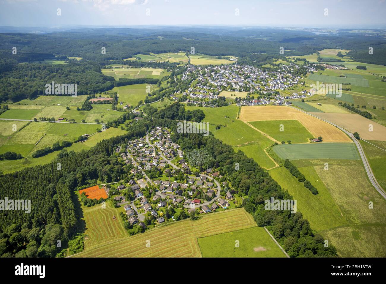 , vista de la ciudad de Hirschberg, 07.06.2016, vista aérea, 07.06.2016, Alemania, Renania del Norte-Westfalia, Sauerland, Warstein Foto de stock