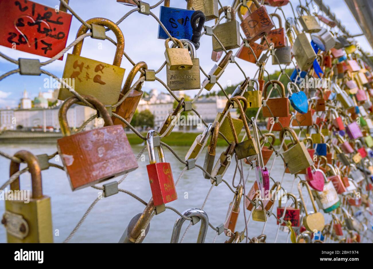 Cerraduras de amor en el puente Makartsteg, Austria, Salzburgo Foto de stock