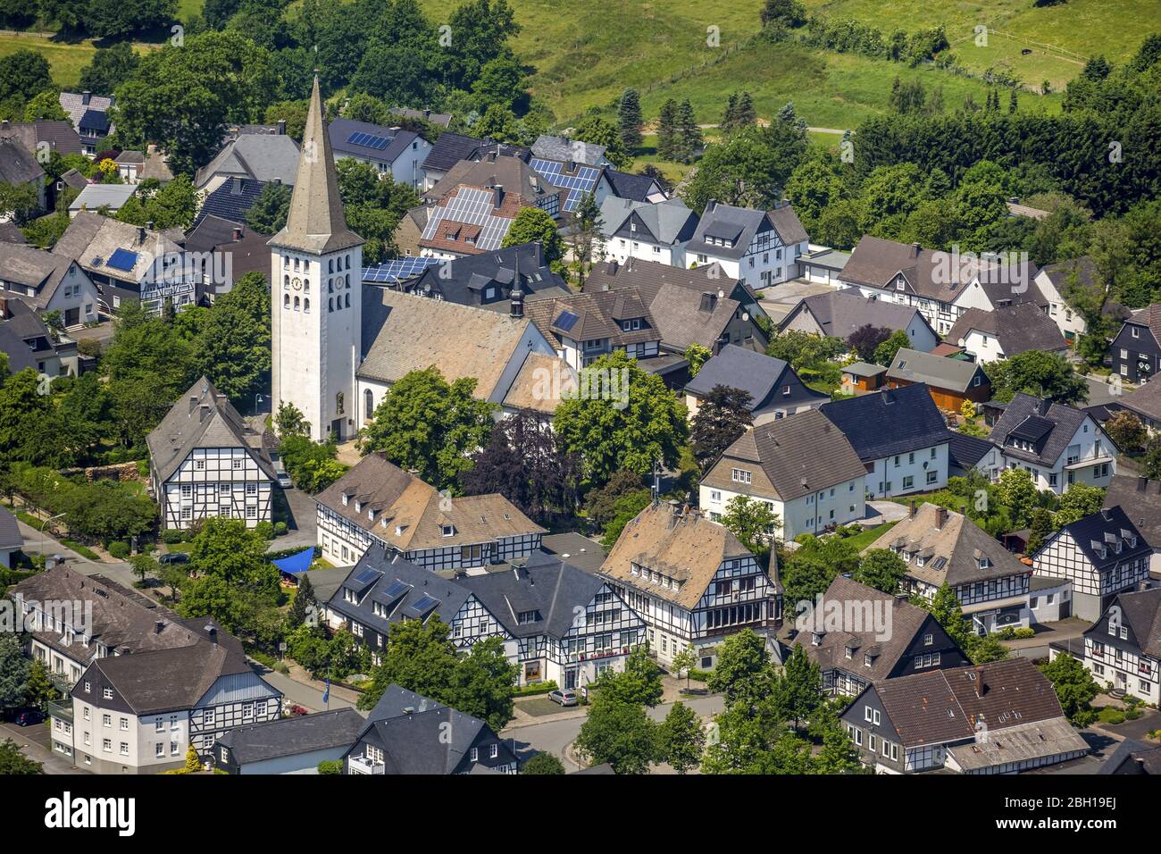 , Iglesia católica de San Cristóbal en Hirschberg, 07.06.2016, vista aérea, Alemania, Renania del Norte-Westfalia, Sauerland, Warstein Foto de stock