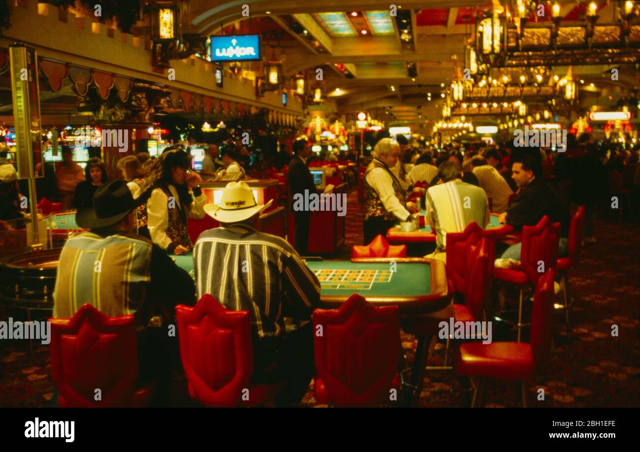 Estados Unidos, Nevada, las Vegas, clientes y croupiers en las mesas de juego en el Luxor Hotel. Foto de stock