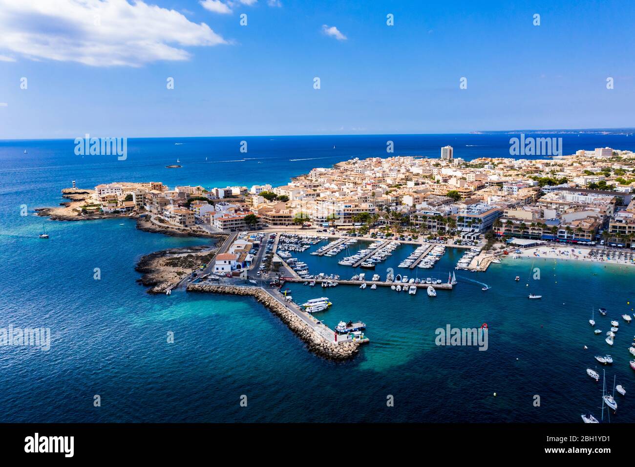 España, Islas Baleares, Colonia de Sant Jordi, Vista aérea de la ciudad costera con línea de horizonte clara sobre el Mar Mediterráneo en el fondo Foto de stock