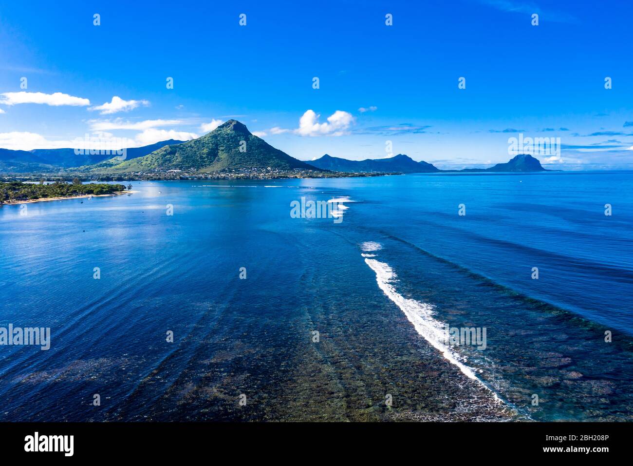 Mauricio, Río Negro, Flic-en-Flac, Vista aérea de la costa azul del Océano Índico con la montaña Tourelle du Tamarin en el fondo lejano Foto de stock