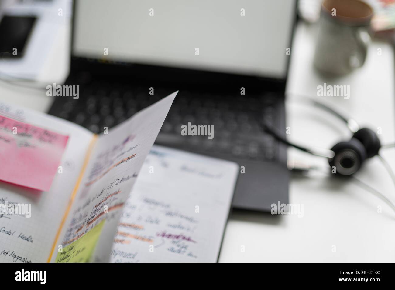 Portátil, lapoptop y auricular en el escritorio Foto de stock