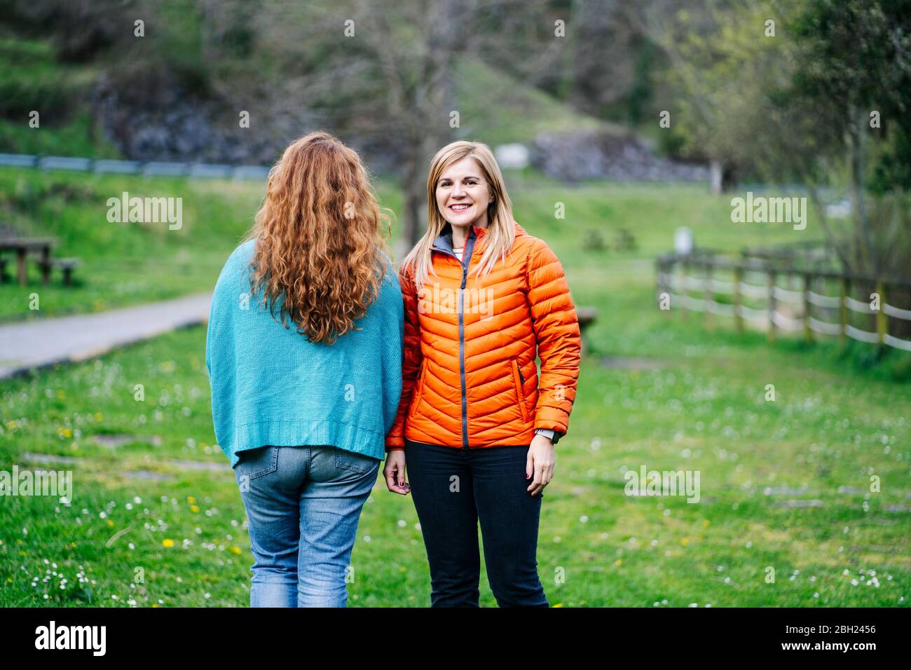 Retrato de una mujer feliz de pie lado a lado con su amiga Foto de stock