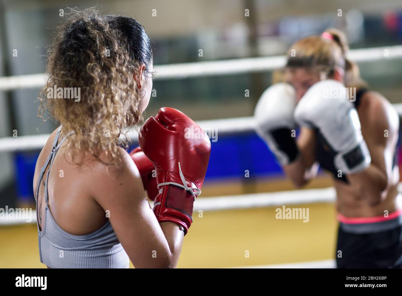 Boxeadores femeninos brillan en el ring de un club de boxeo Foto de stock