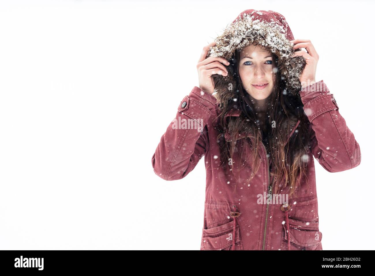 Retrato de una joven que llevaba chaqueta encapuchada en invierno Foto de stock