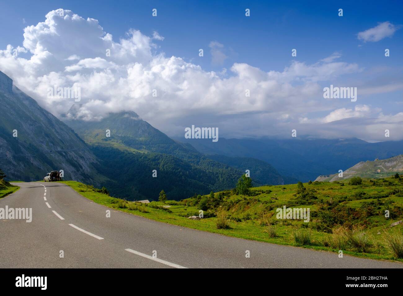 Francia, Altos Pirineos, carretera vacía en el paso de montaña Col dAubisque Foto de stock