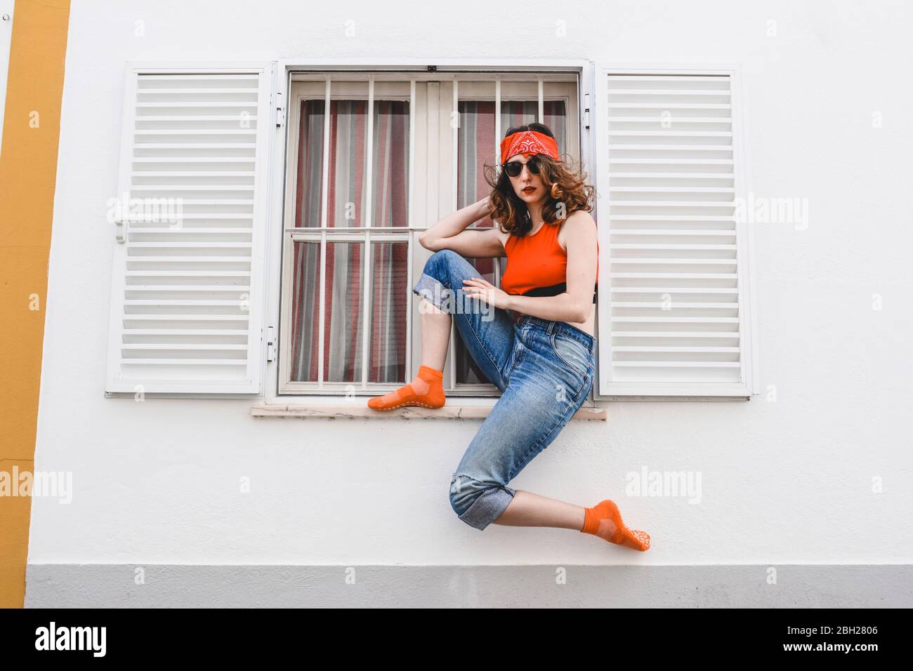 Chica Joven Hippie Con Gafas De Sol Y Cámara Sobre Fondo Amarillo Fotos,  retratos, imágenes y fotografía de archivo libres de derecho. Image 81491839