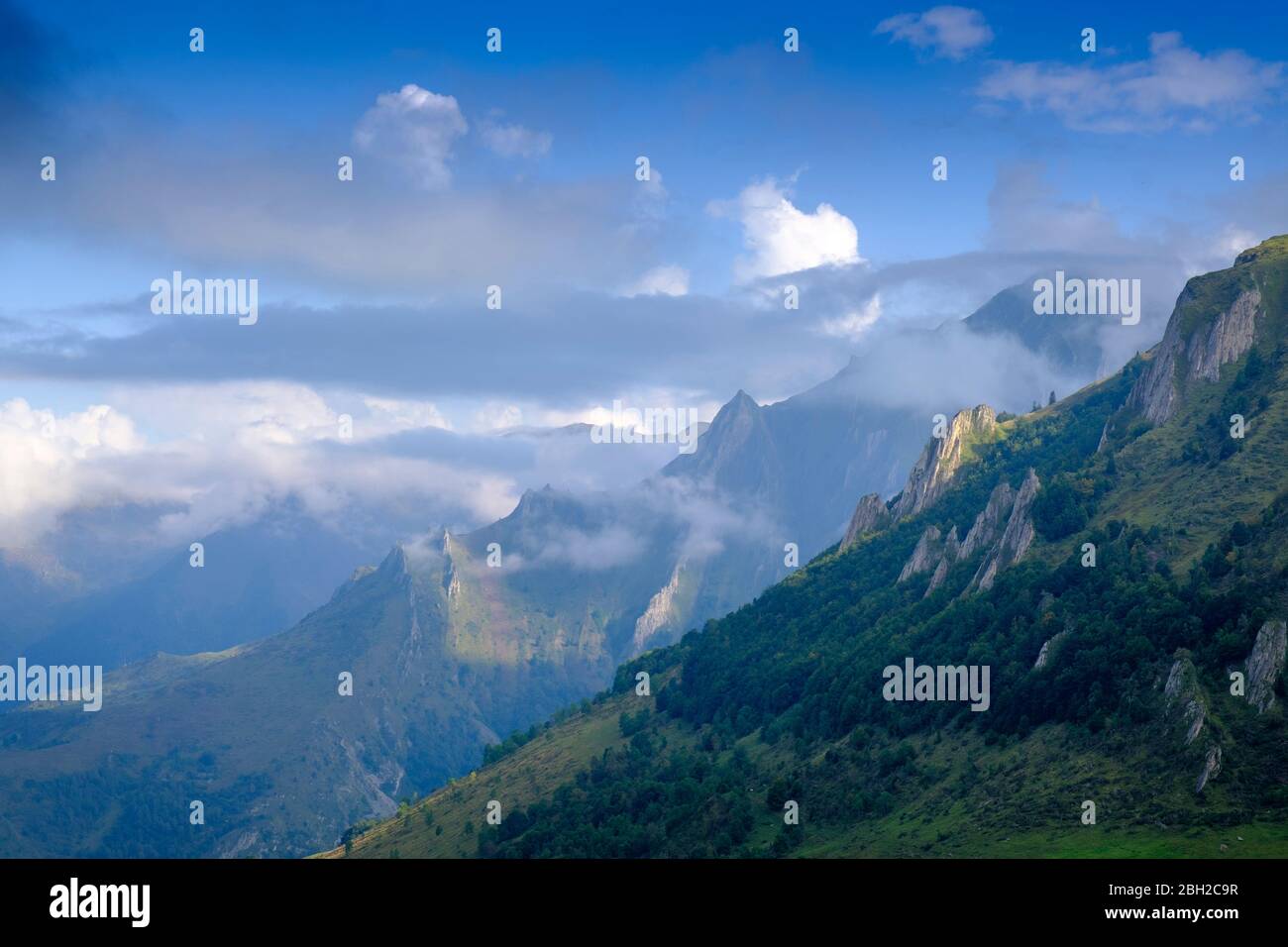 Francia, Altos Pirineos, paisaje montañoso escénico entre Col du Soulor y los pasos de montaña Col dAubisque Foto de stock