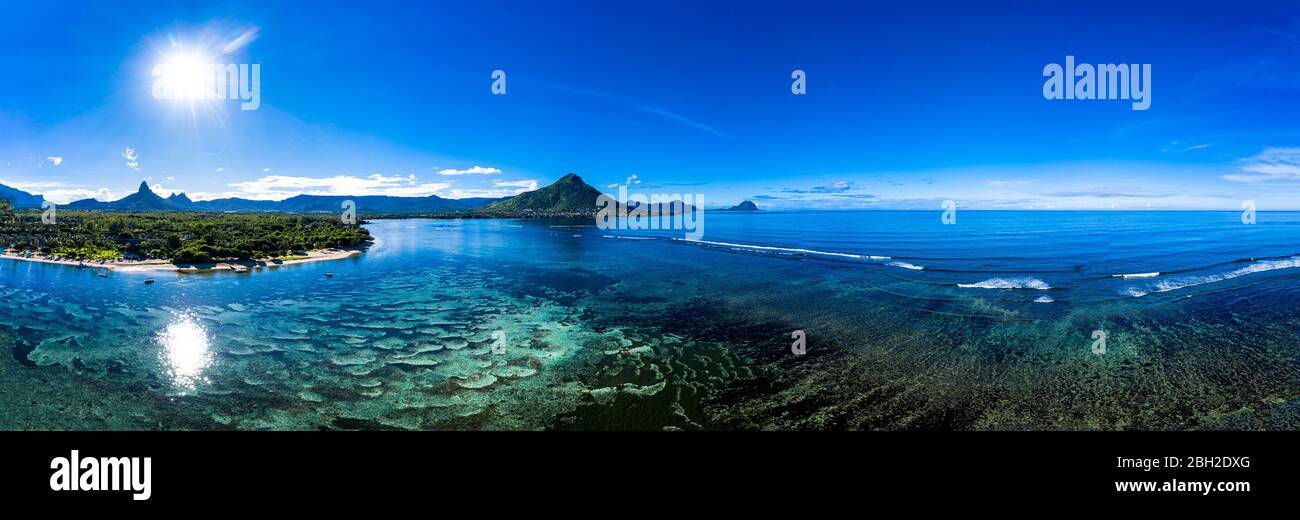Mauricio, Río Negro, Flic-en-Flac, panorámica aérea de la costa azul del Océano Índico con la montaña Tourelle du Tamarin en el fondo lejano Foto de stock