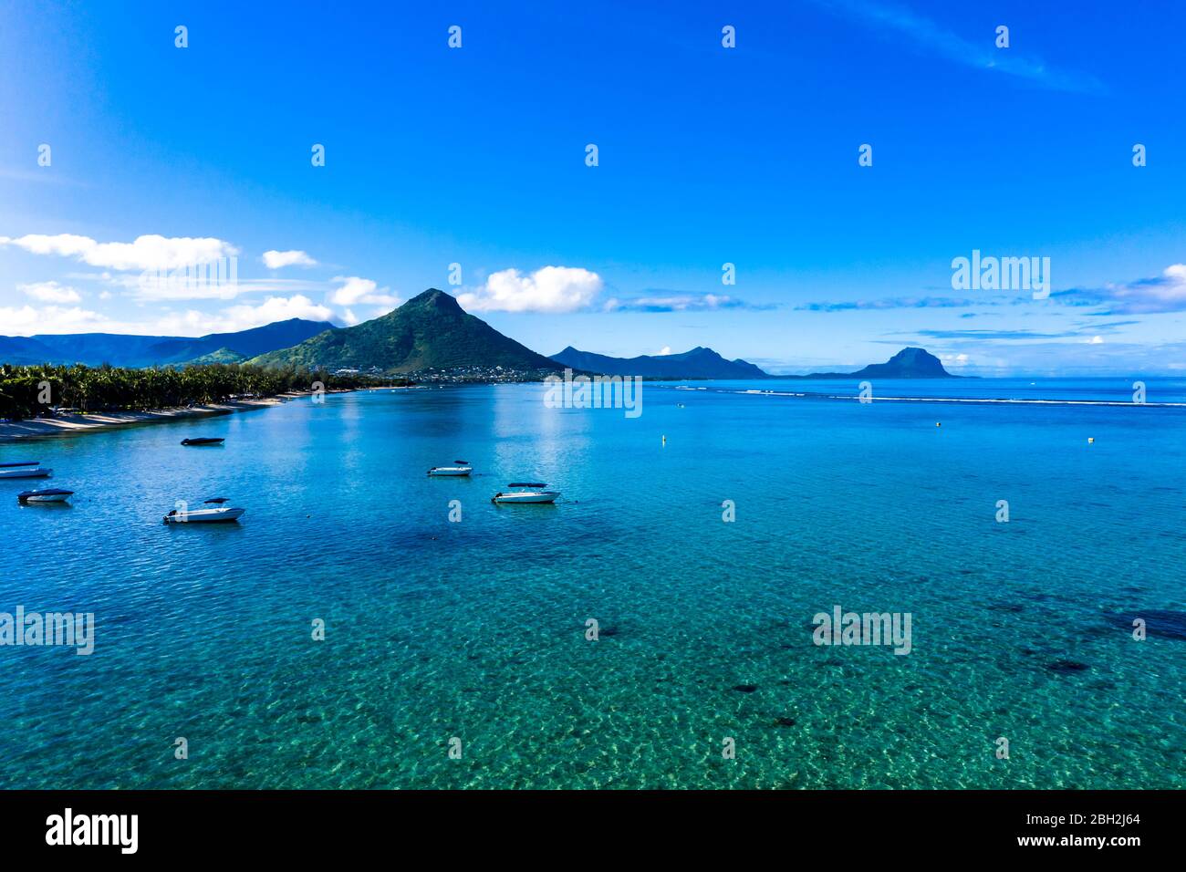 Mauricio, Río Negro, Flic-en-Flac, Vista aérea de la costa azul del Océano Índico con la montaña Tourelle du Tamarin en el fondo lejano Foto de stock