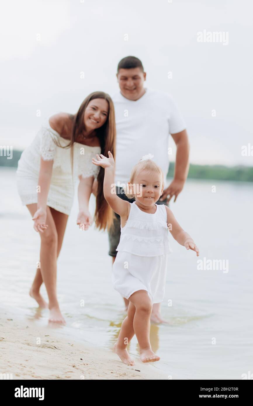 Mama Papa Una Hija Que Se Estaba Acercada Caminando Por La Playa Cerca Del Lago El Concepto De Vacaciones De Verano Dia De La Madre Del Padre Del Bebe Familia Pasando Tiempo