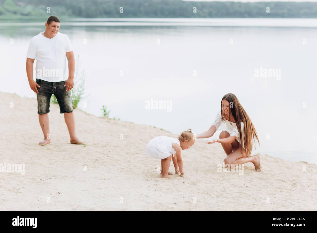 Papa Mama Y Bebe Caminando Fotos E Imagenes De Stock Pagina 2 Alamy